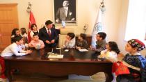 Ahmet Aras, 23 Nisan Ulusal Egemenlik ve Çocuk Bayramı'nda koltuğunu çocuklara devretti